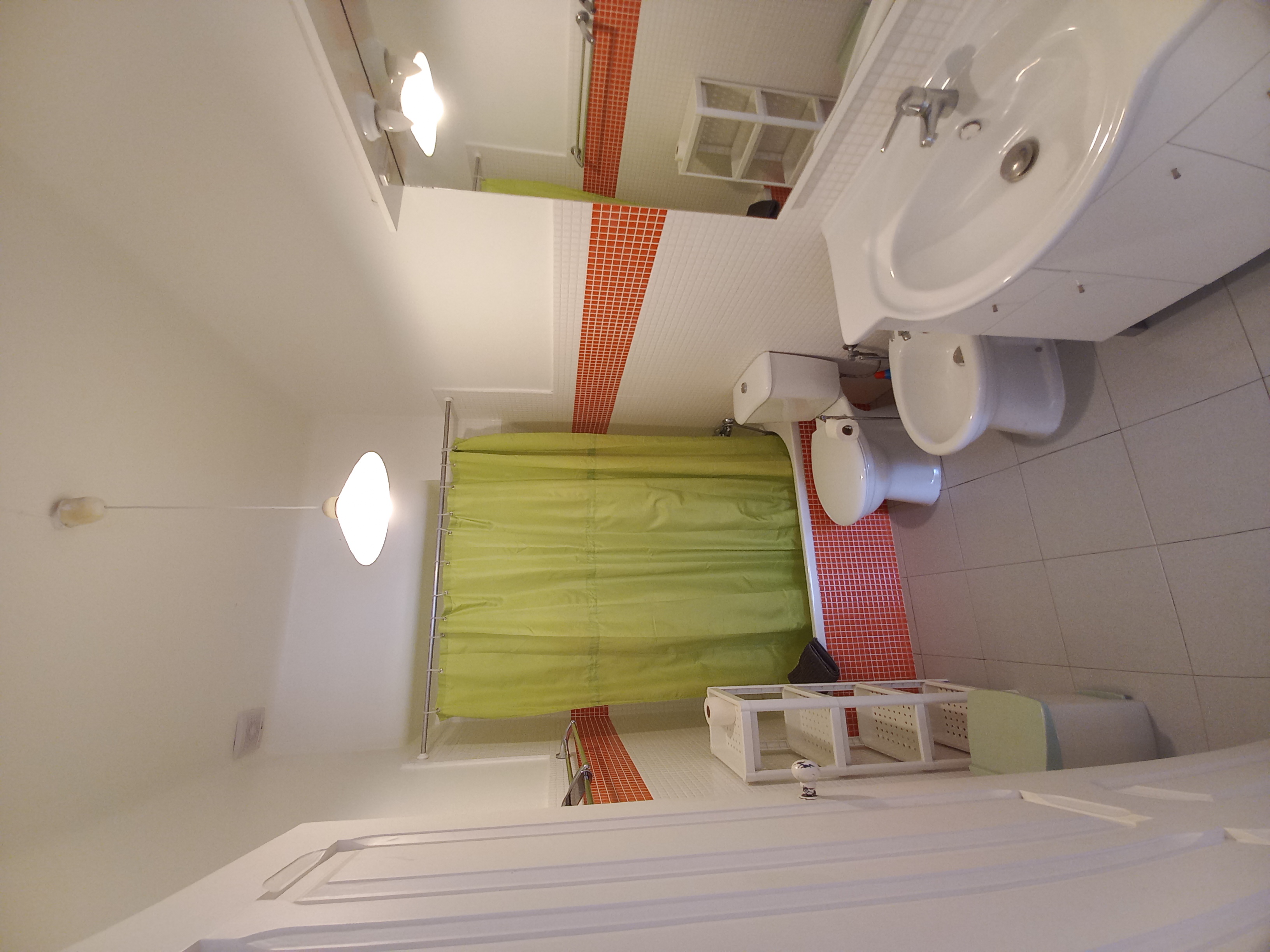Full Bathroom 1